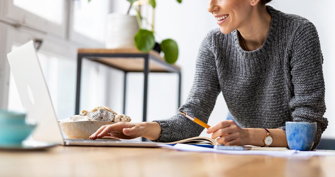 Salpac-woman-browsing-laptop