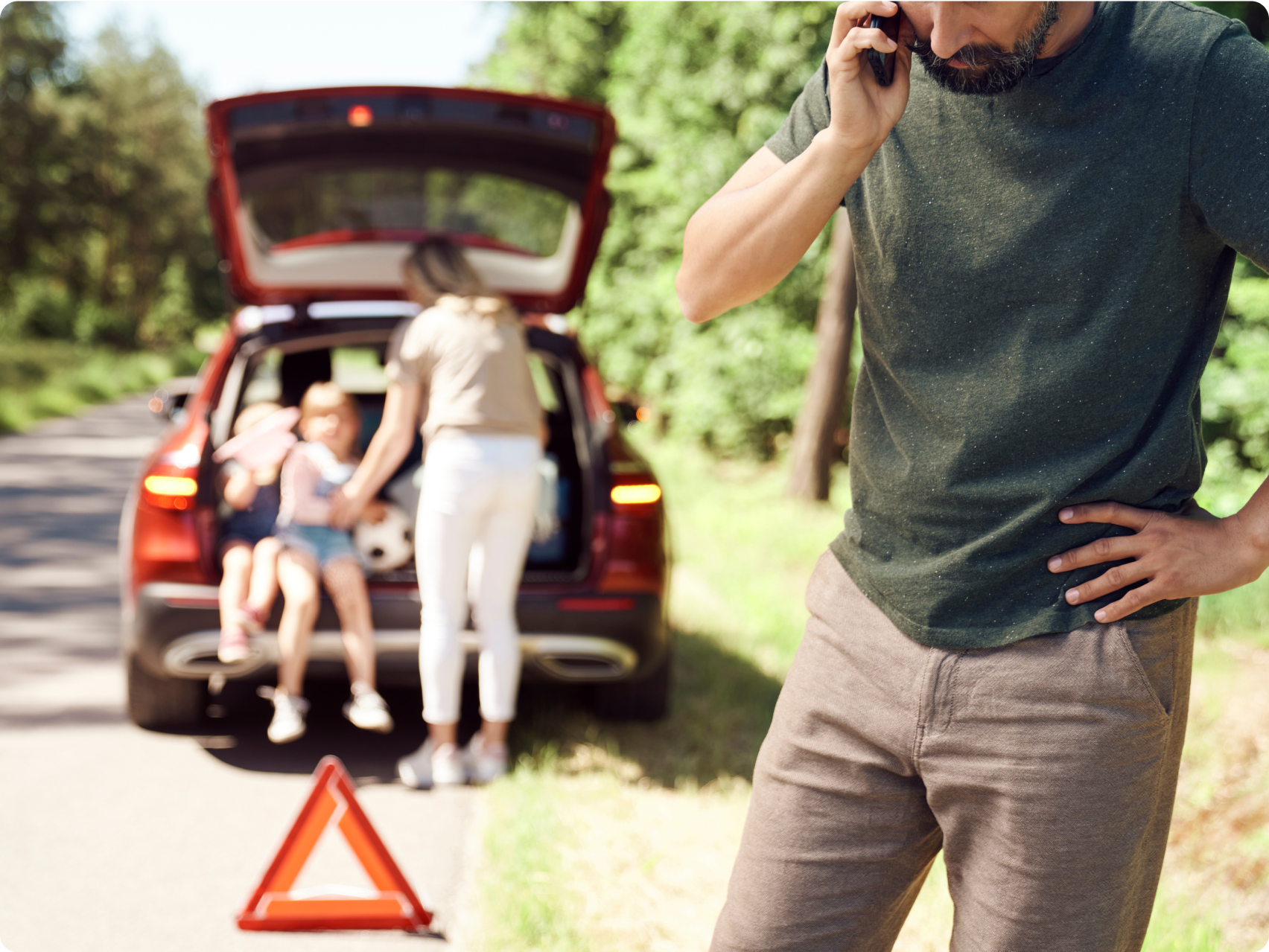 A family on the side of the road calling roadside assist