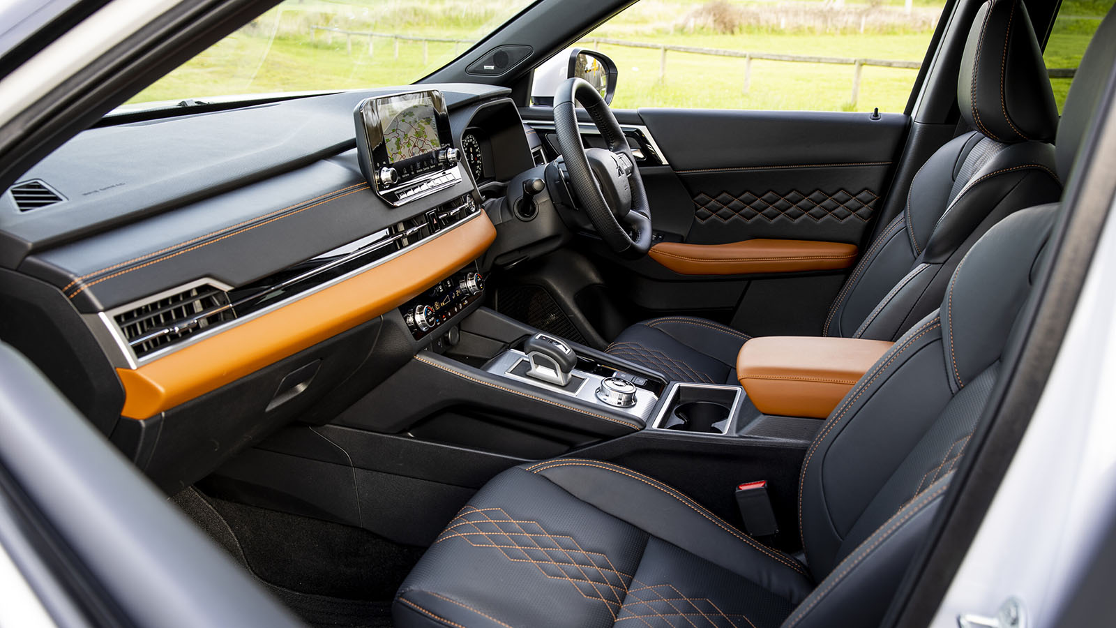 Mitsubishi-Outlander-PHEV-interior.jpg